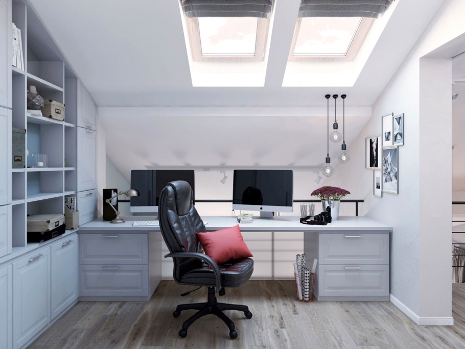 Письменный стол на мансардном этаже