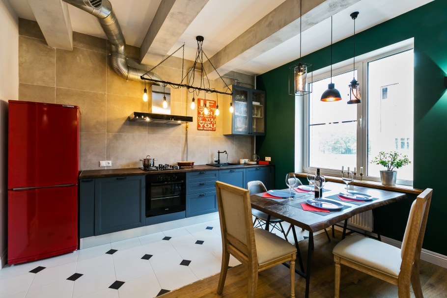 Красный холодильник в интерьере кухни лофт