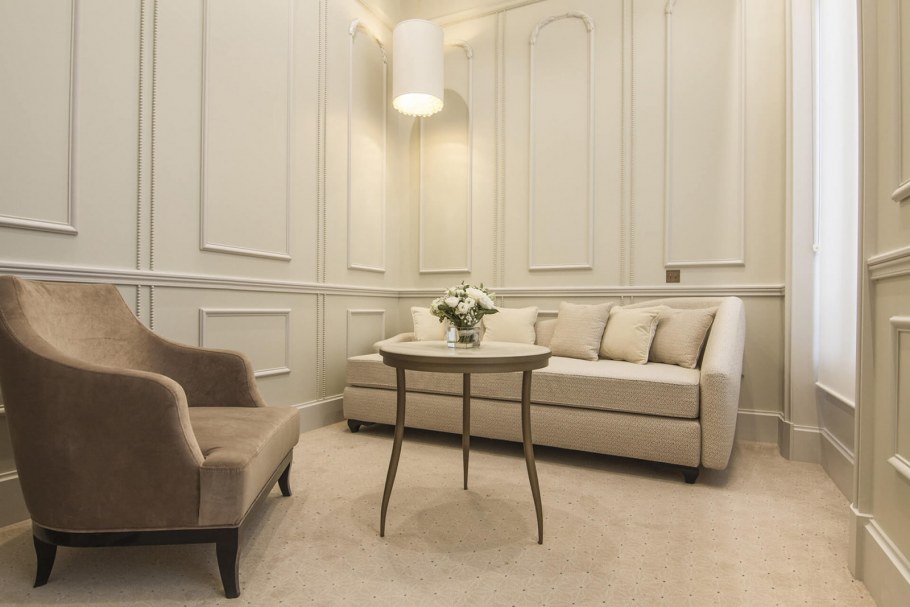 Бежевая стена с молдингами