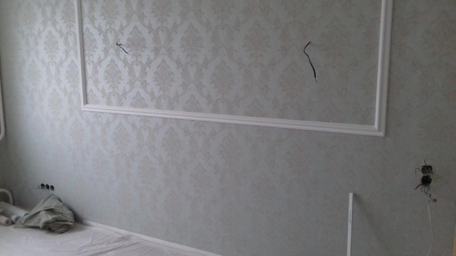 Молдинги для обоев стыков на стене