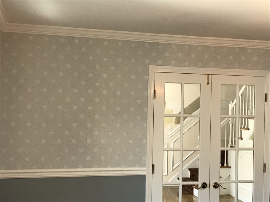 Обои с ромбом в молдингах