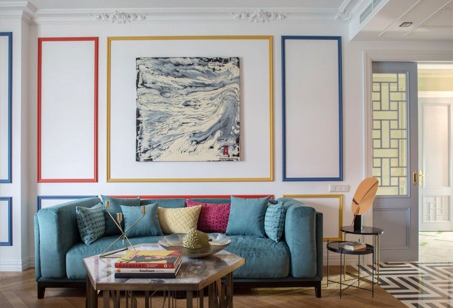 Голубая стена с молдингами