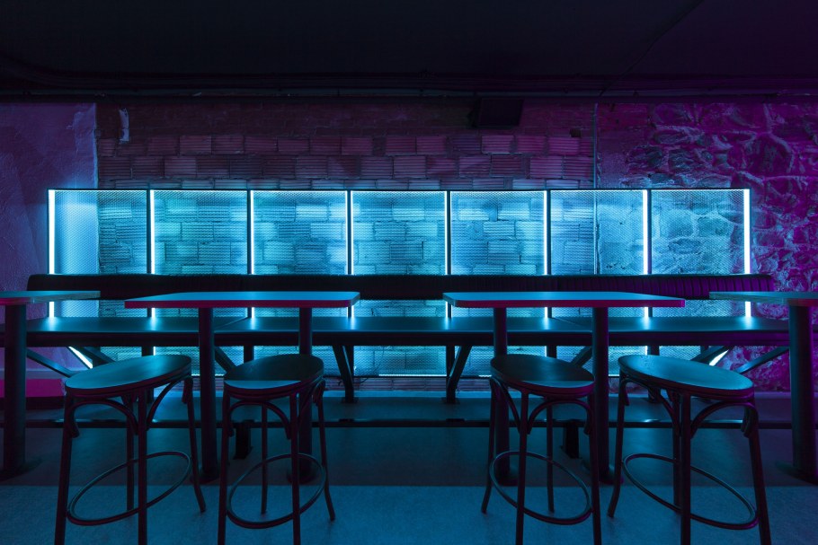 Бар в неоновом стиле