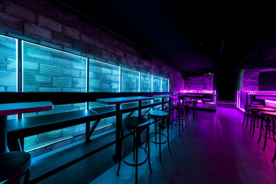 Неоновый интерьер кафе