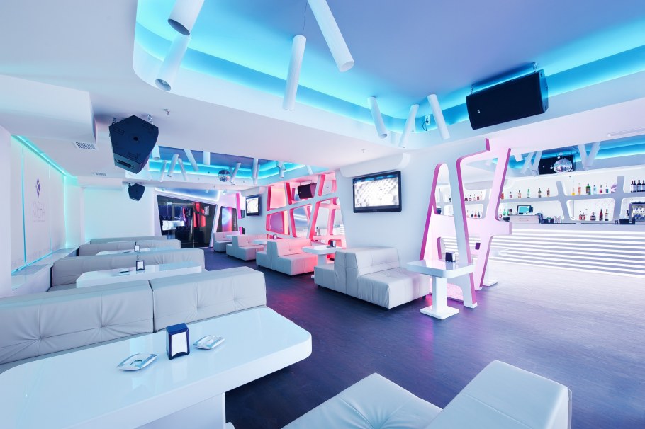 Футуристичный интерьер кафе