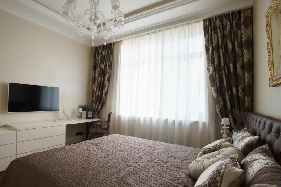 Рабочее место в спальне напротив кровати