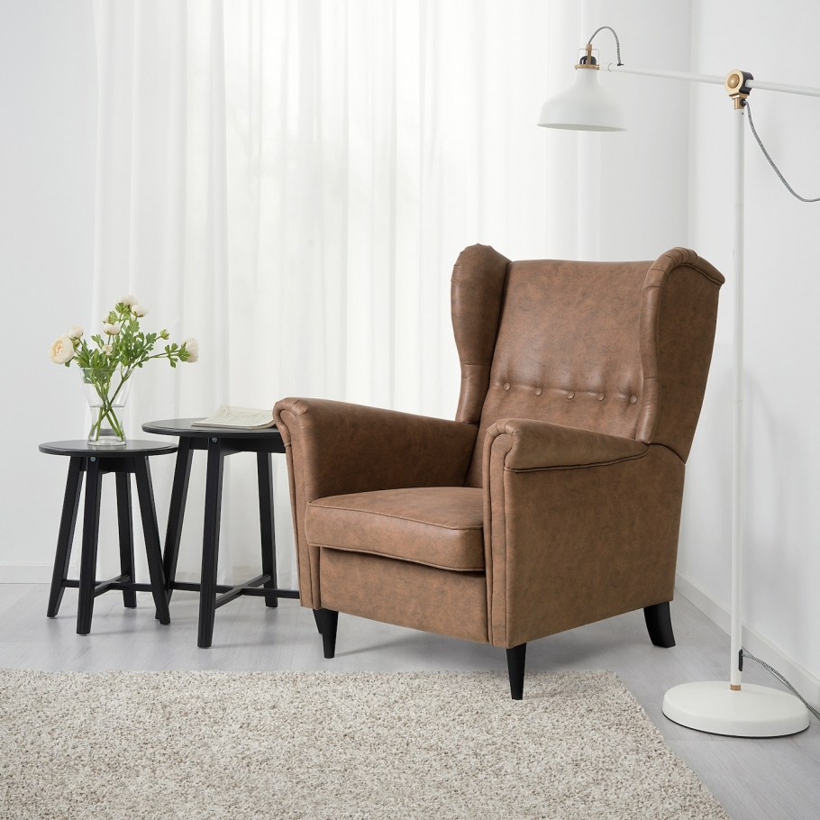 Желтое кресло в интерьере гостиной