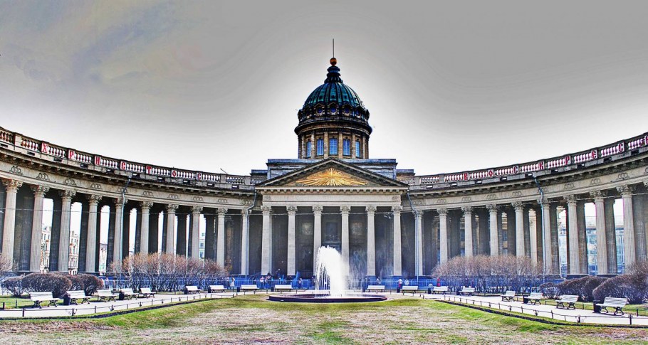 Симметрия Казанского собора в Петербурге