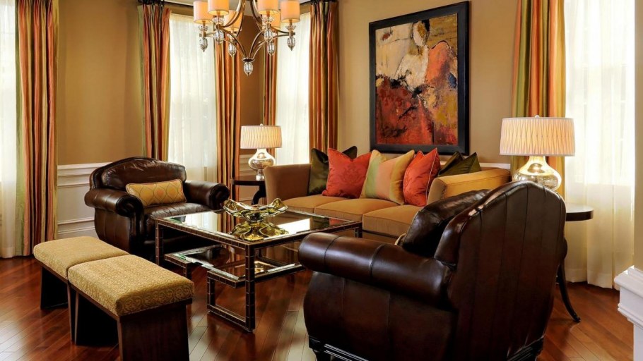 Коричневые стены в интерьере гостиной