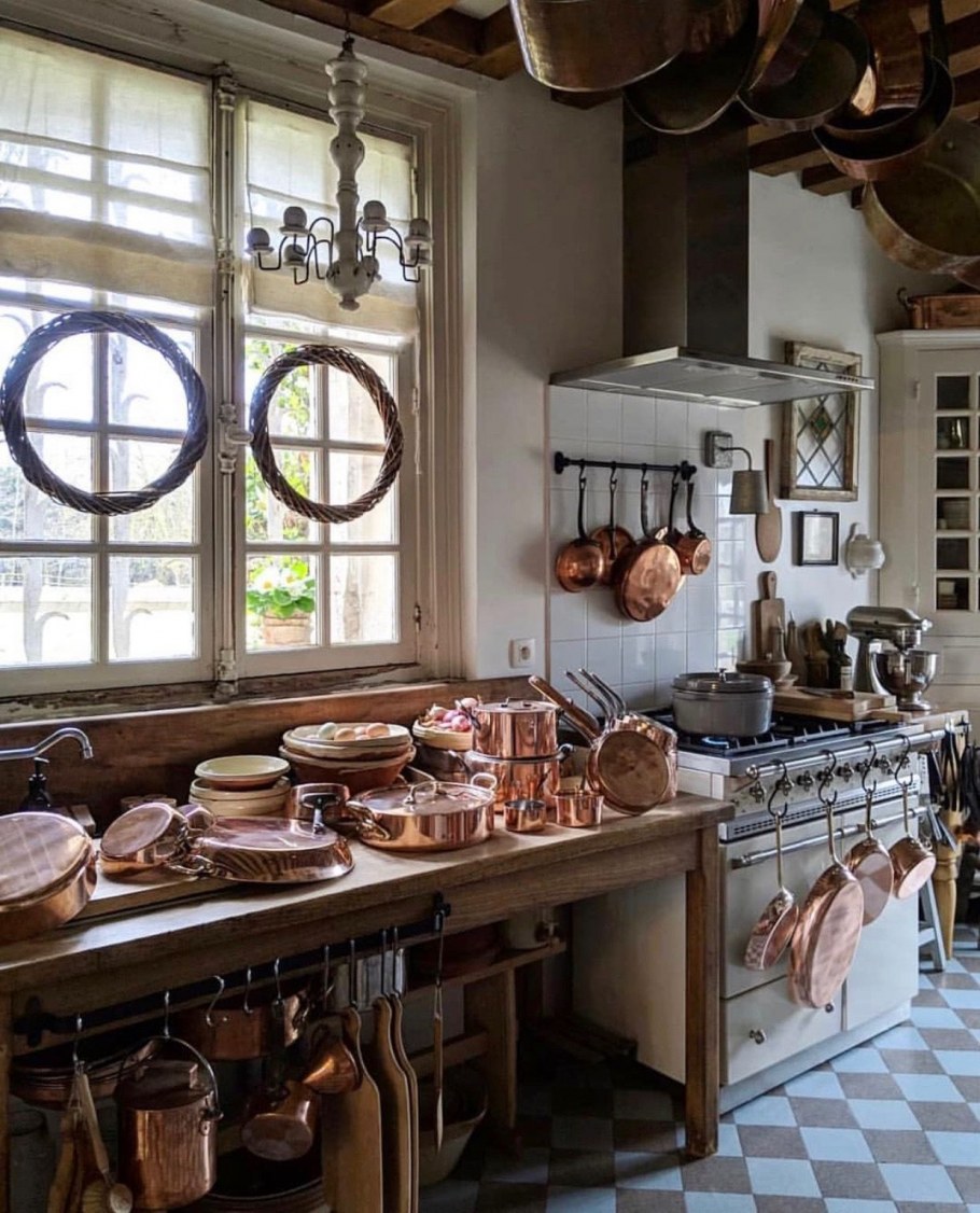 Кухня с медными элементами