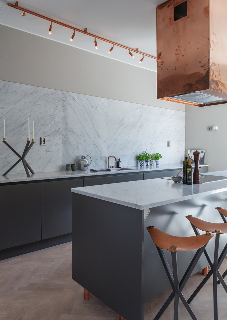 Кухня с латунными элементами