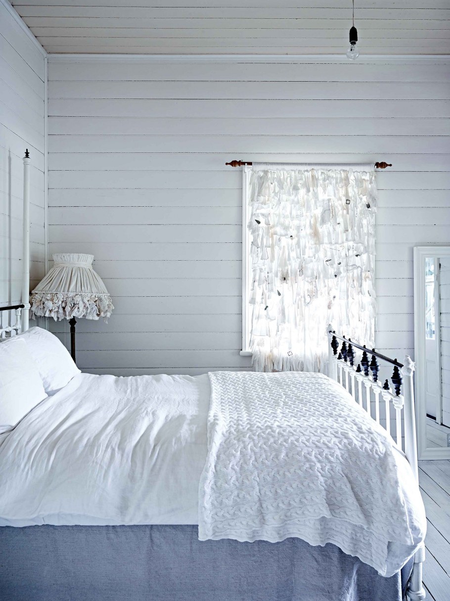 Белая деревянная стена