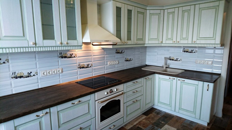 Кухня с поднятой духовкой в полуколонне