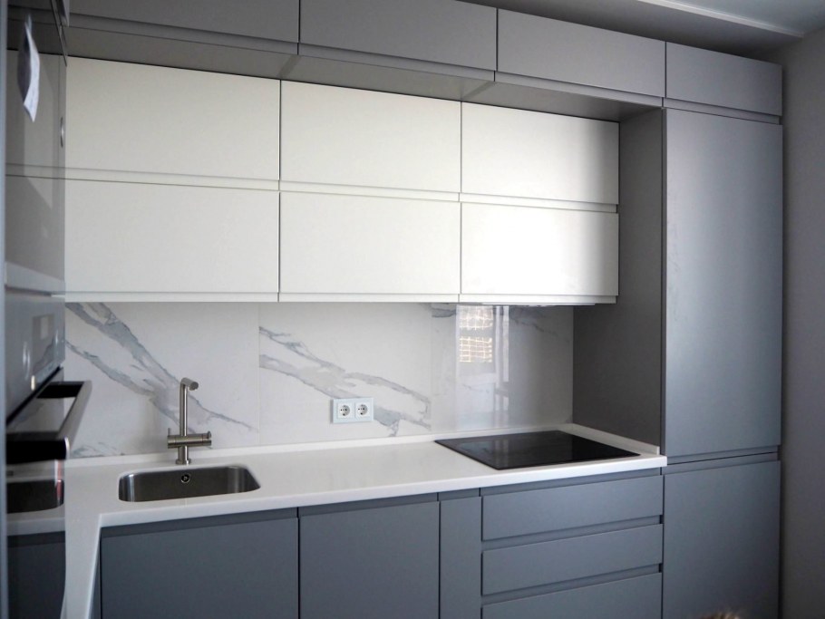 Кухни с антресолями до потолка