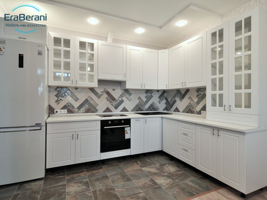 Кухня белая глянцевая с деревом