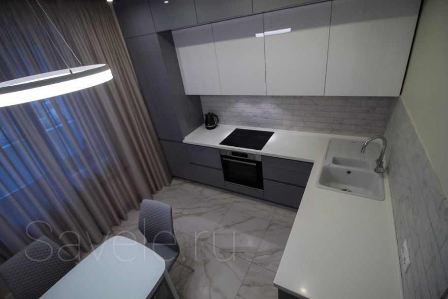 Кухня с антресолью угловая серая