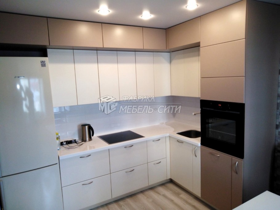 Белая кухня с серой столешницей