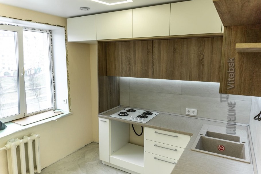 Угловая кухня с антресолью