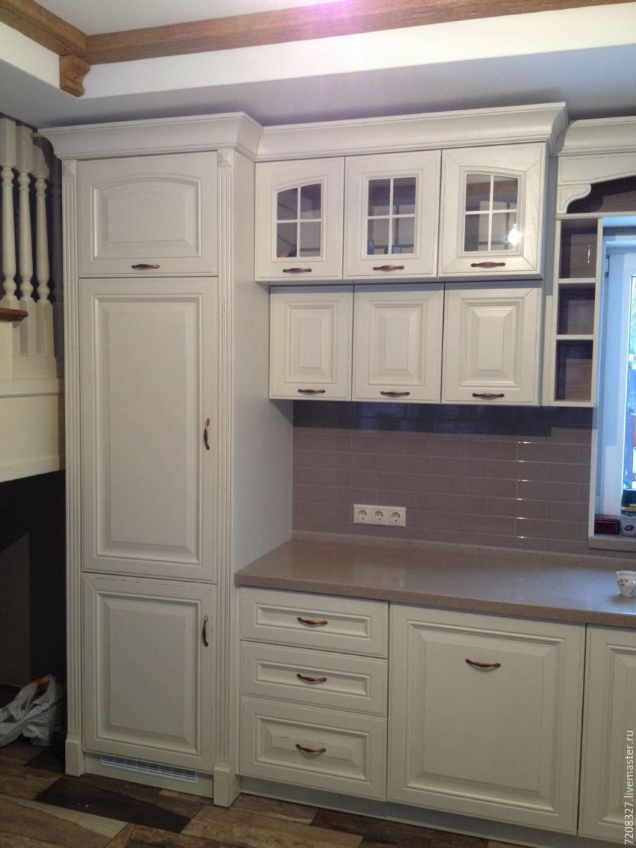 Кухня с антресолями у окна