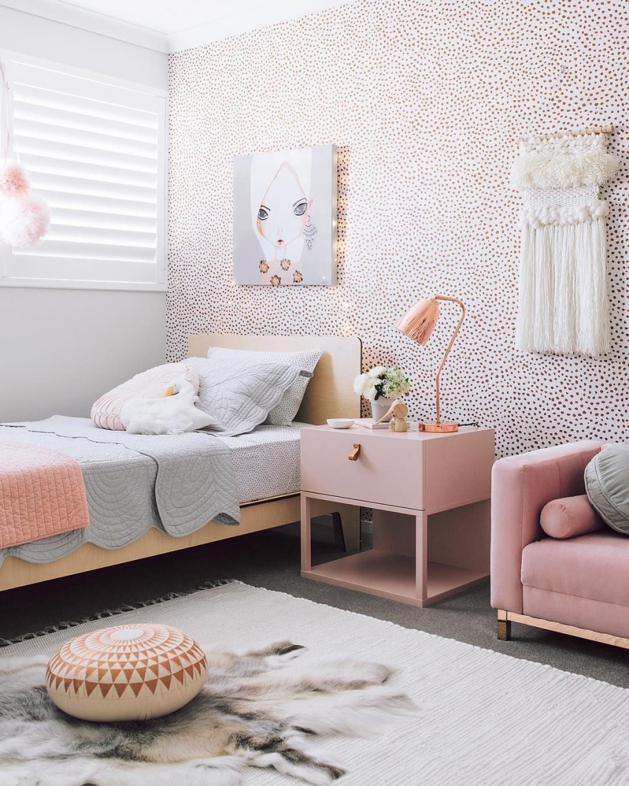 Серо розовая детская комната