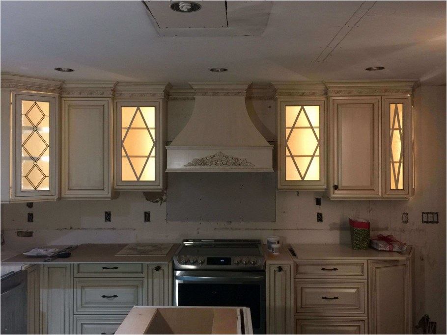 Встроенные витражи в кухне
