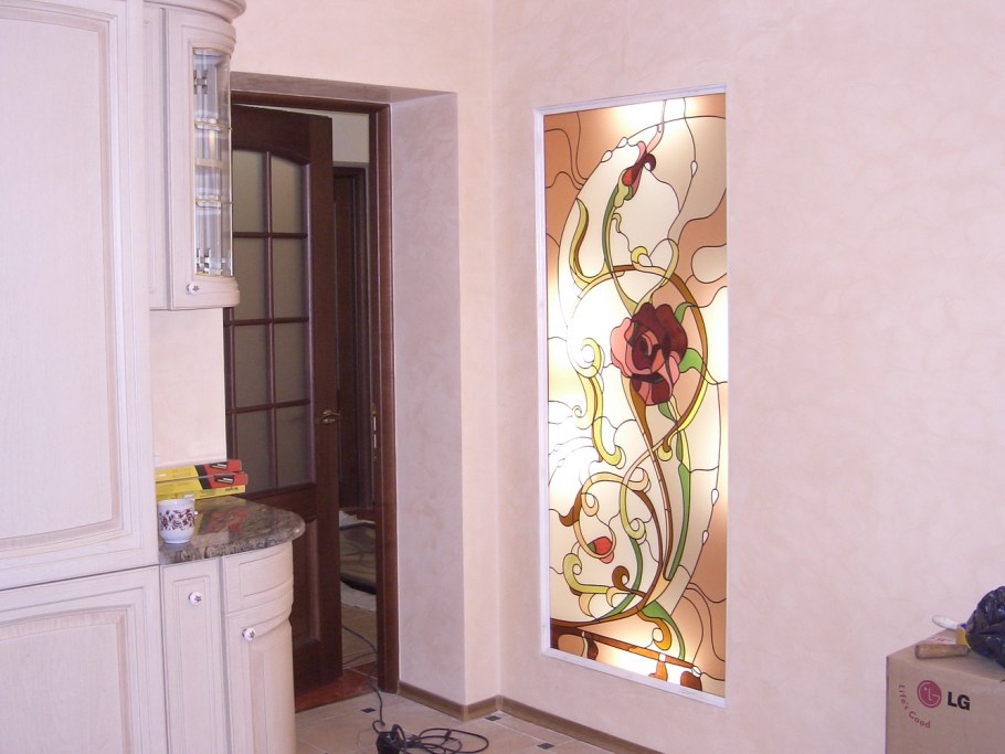 Витраж в нише