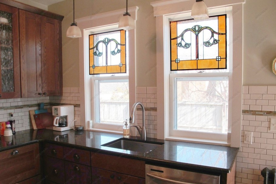 Кухня с витражными окнами