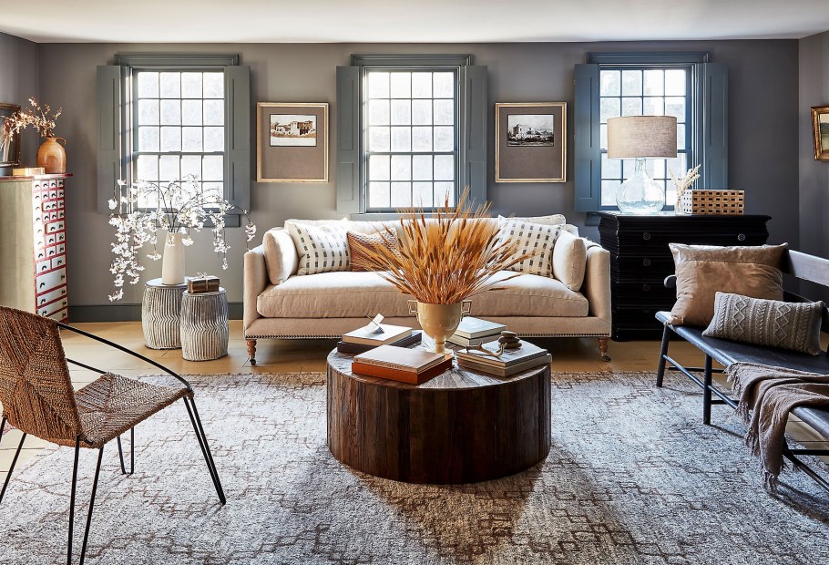 Голубой в интерьере гостиной рустик