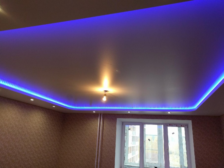 Натяжной потолок с подсветкой