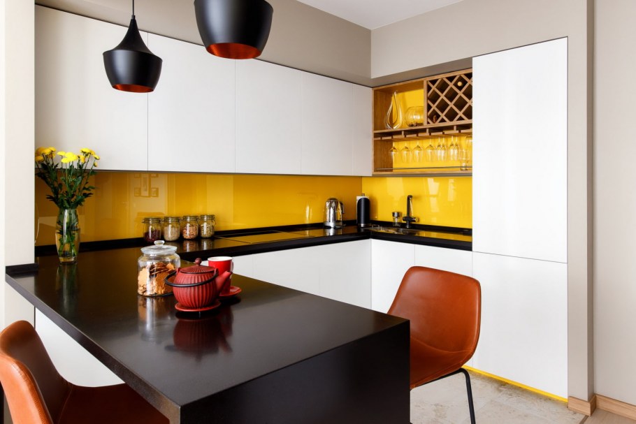 Бордовая столешница на кухне