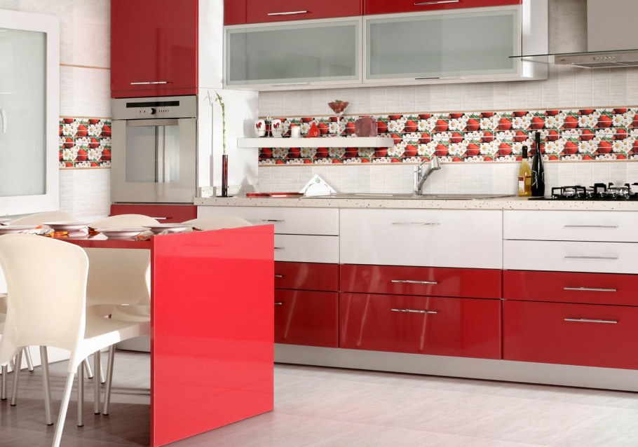 Белая кухня с красными акцентами