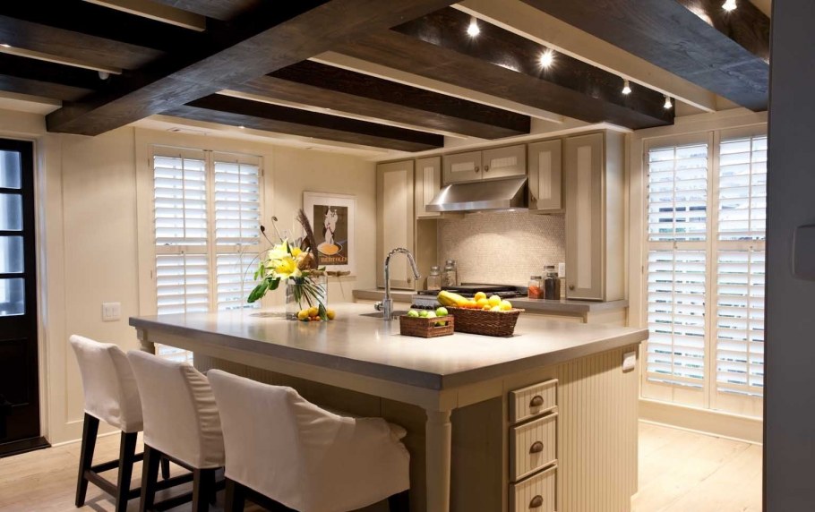 Кухня с балками на потолке