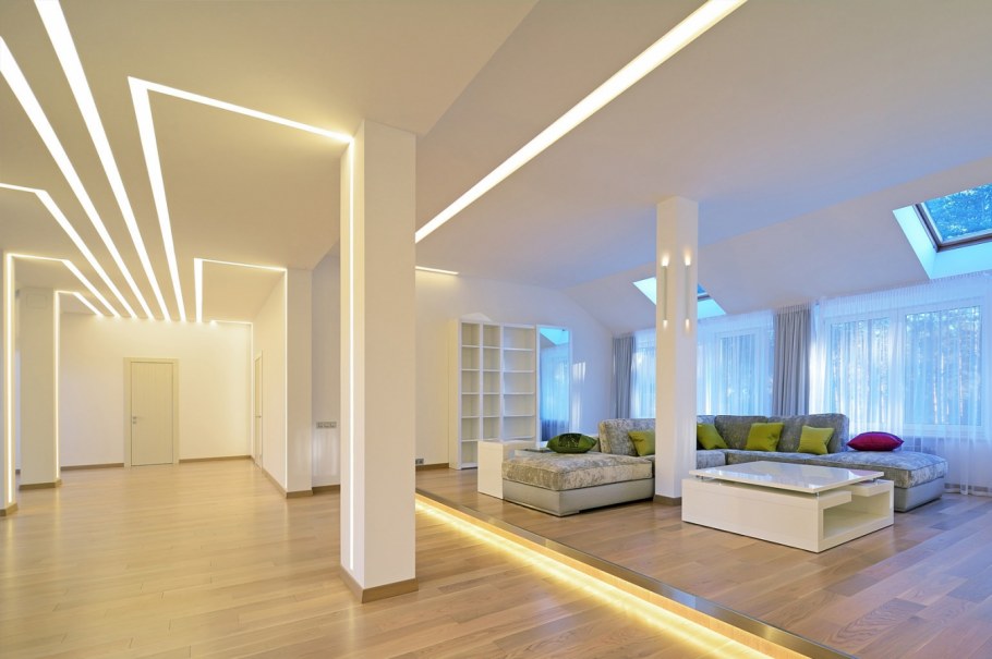 Световые линии на мансарде