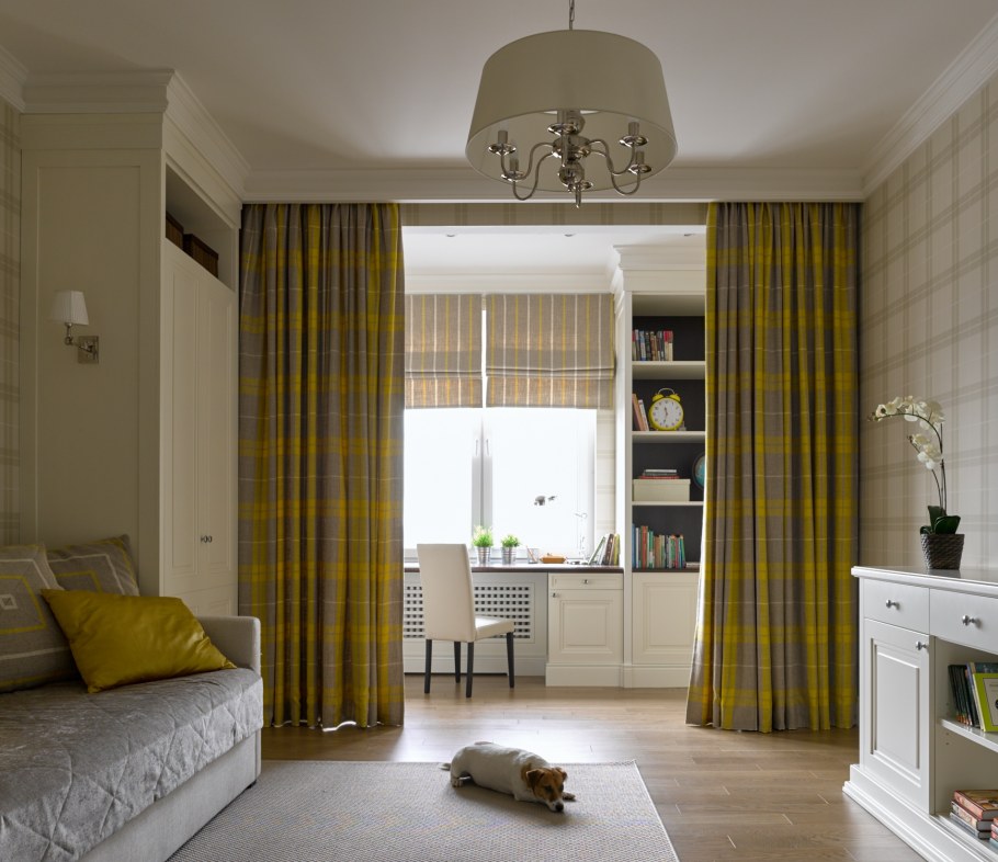 Желтые шторы в подростковой комнате