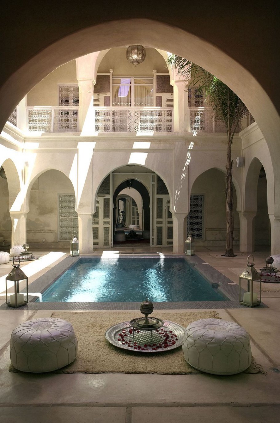 Дворик с бассейном в марокканском стиле