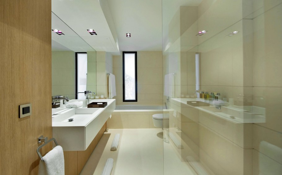 Современные Ванные комнаты с окном
