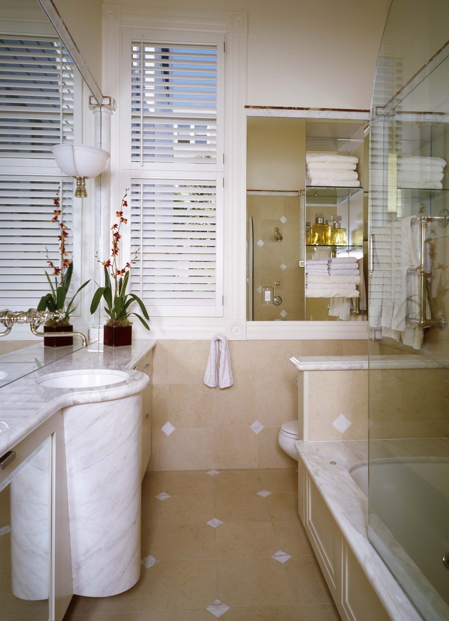 Небольшая ванная с окном