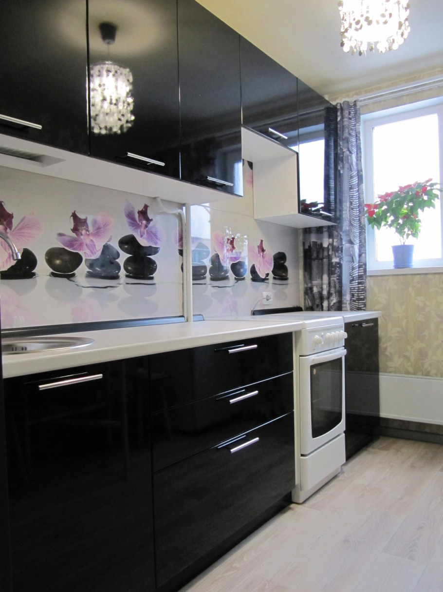 Черно белая угловая кухня