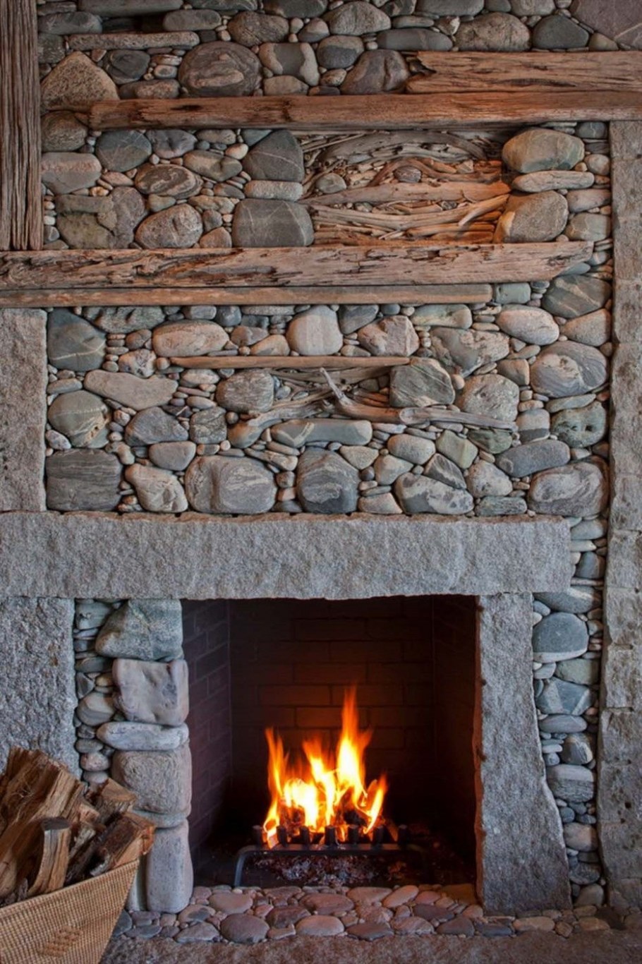 Камин из речного камня