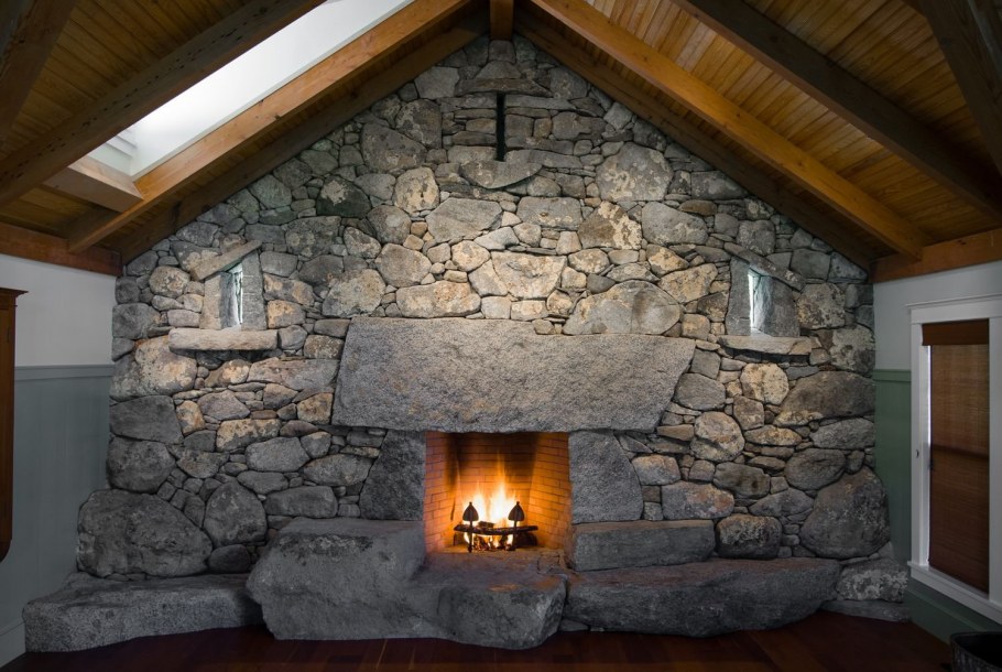 Камин из камня