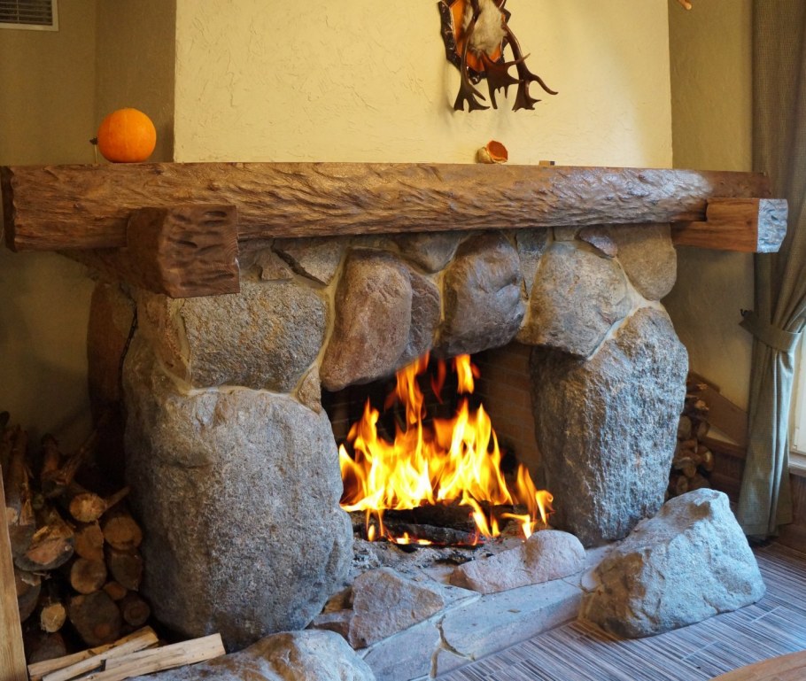 Камин из камня