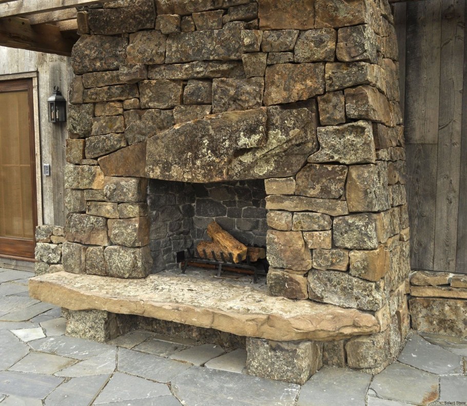 Камин облицованный диким камнем