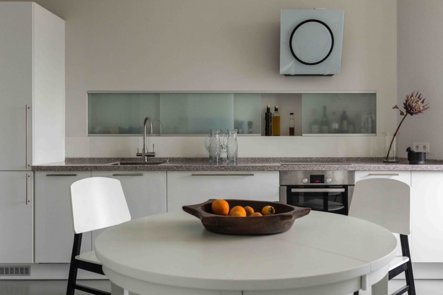 Кухня без навесных шкафов современный стиль