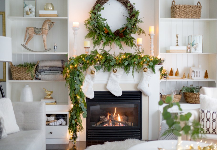 Украсить камин