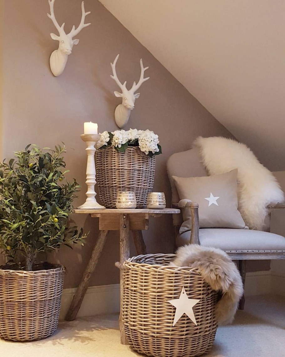 Плетеные корзины в интерьере гостиной