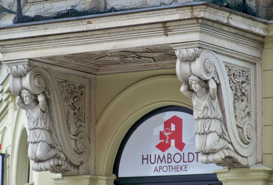 Слезниковая плита в архитектуре