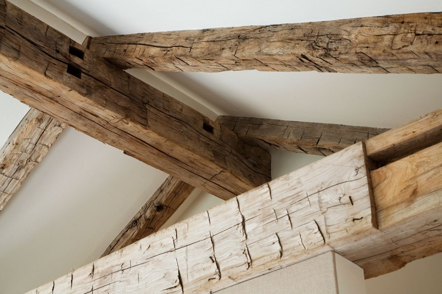 Люстра для потолка с балками