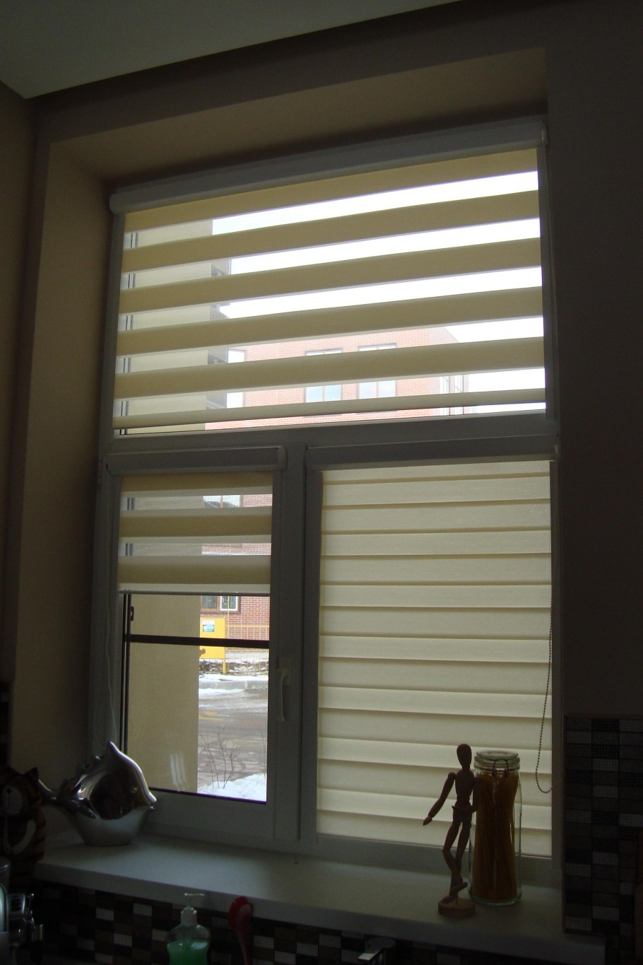 Жалюзи на пластиковые окна Зебра день ночь