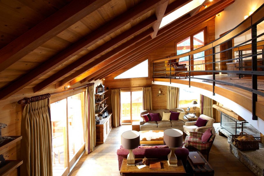 Гостиная в деревянном доме с панорамными окнами