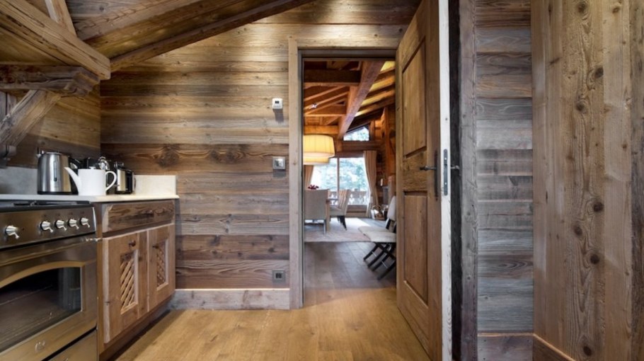 Брусовой дом баня в стиле Шале интерьер